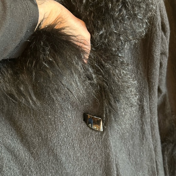 Montanaco black wool blend coat with Tibet fur collar and trim. Large - Picture 7 of 10